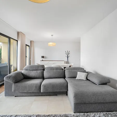 Living Bu Apart. فونشال