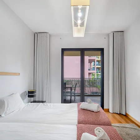 Living Bu Apart. * فونشال