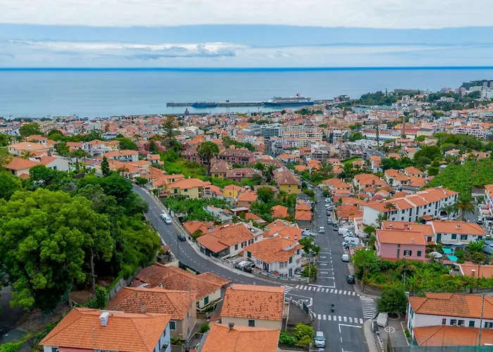 Living Bu Apart. 丰沙尔